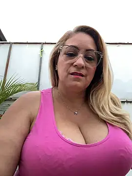 Snapshot of x_elena_x chatting on 12/14/24, 10:39 x elena x online show from 12/14/24, 10:39