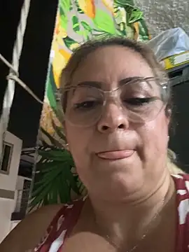 Snapshot of x_elena_x chatting on 12/22/24, 01:55 x elena x online show from 12/22/24, 01:55