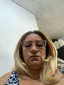 Snapshot of x_elena_x chatting on 12/24/24, 11:38 x elena x online show from 12/24/24, 11:38