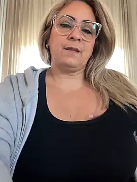 Snapshot of x_elena_x chatting on 02/05/25, 11:44 x elena x online show from 02/05/25, 11:44