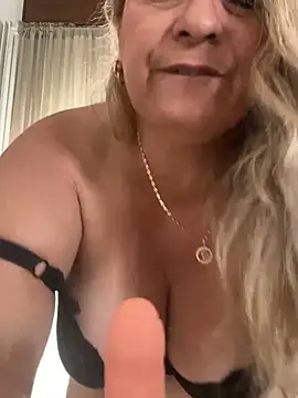 Snapshot of x_elena_x chatting on 02/07/25, 12:28 x elena x online show from 02/07/25, 12:28