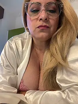 Snapshot of x_elena_x chatting on 02/11/25, 08:48 x elena x online show from 02/11/25, 08:48