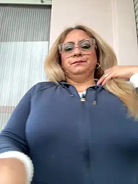 Snapshot of x_elena_x chatting on 02/12/25, 11:51 x elena x online show from 02/12/25, 11:51