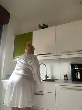 Snapshot of x_elena_x chatting on 02/13/25, 09:09 x elena x online show from 02/13/25, 09:09