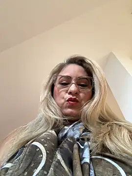 Snapshot of x_elena_x chatting on 02/15/25, 08:11 x elena x online show from 02/15/25, 08:11