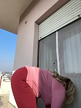 Snapshot of x_elena_x chatting on 02/20/25, 12:25 x elena x online show from 02/20/25, 12:25