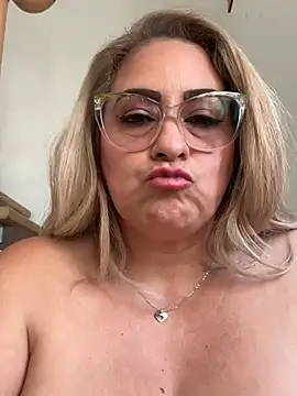 Snapshot of x_elena_x chatting on 02/21/25, 09:24 x elena x online show from 02/21/25, 09:24