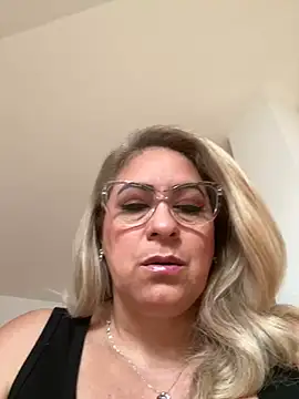 Snapshot of x_elena_x chatting on 02/24/25, 09:00 x elena x online show from 02/24/25, 09:00