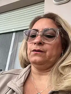 Snapshot of x_elena_x chatting on 02/25/25, 10:37 x elena x online show from 02/25/25, 10:37