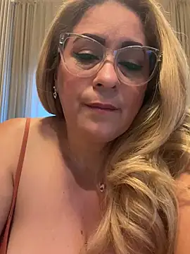 Snapshot of x_elena_x chatting on 02/25/25, 01:39 x elena x online show from 02/25/25, 01:39