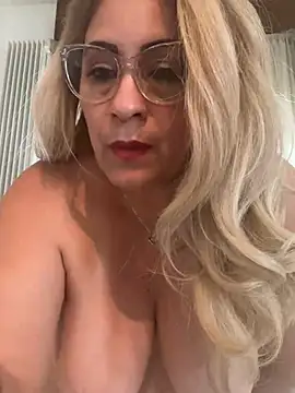 Snapshot of x_elena_x chatting on 02/26/25, 12:36 x elena x online show from 02/26/25, 12:36