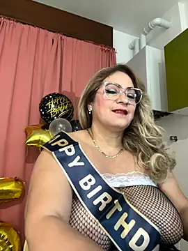 Snapshot of x_elena_x chatting on 11/22/25, 08:13 x elena x online show from 11/22/25, 08:13