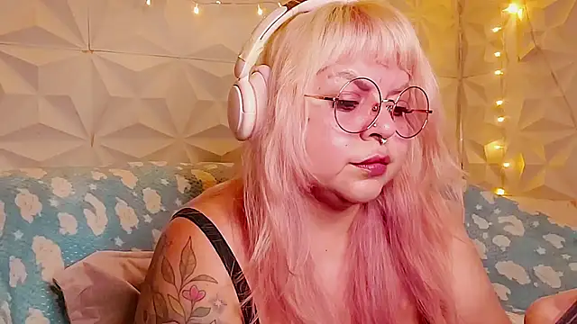 Snapshot of Satyn_doll chatting on 06/12/26, 11:25 Satyn doll online show from 06/12/26, 11:25