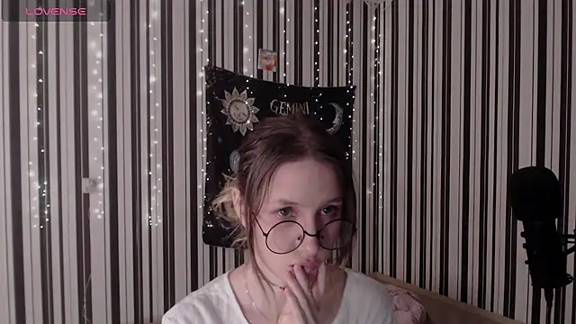  Hanna Moon  online show from 10/12/25, 01:21