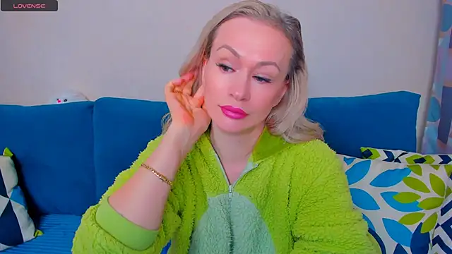 EllenMoore online show from 10/17/25, 03:10