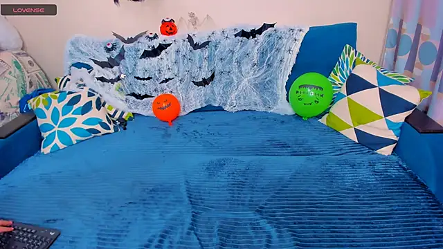 EllenMoore online show from 11/01/25, 03:08