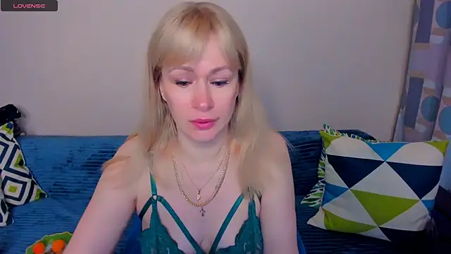 Snapshot of EllenMoore chatting on 06/10/26, 03:50 EllenMoore online show from 06/10/26, 03:50