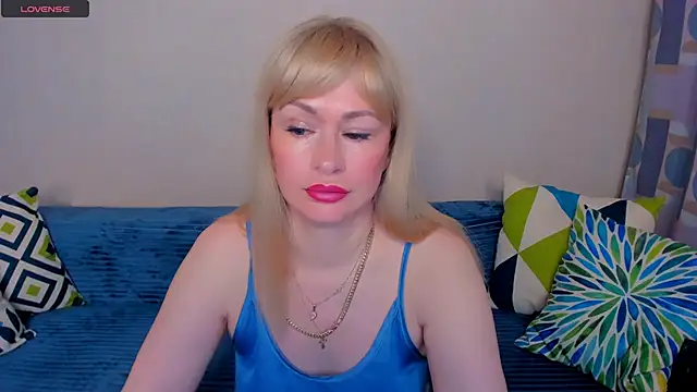 Snapshot of EllenMoore chatting on 06/22/26, 03:25 EllenMoore online show from 06/22/26, 03:25