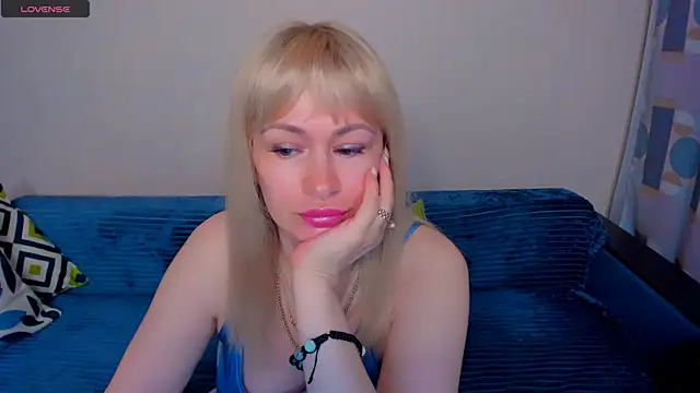 Snapshot of EllenMoore chatting on 07/05/26, 04:30 EllenMoore online show from 07/05/26, 04:30