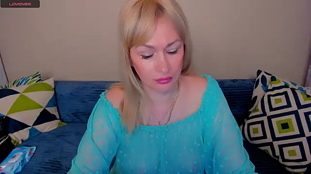 Snapshot of EllenMoore chatting on 08/01/26, 03:06 EllenMoore online show from 08/01/26, 03:06