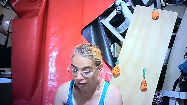 Snapshot of mari657 chatting on 10/27/25, 08:02 mari657 online show from 10/27/25, 08:02