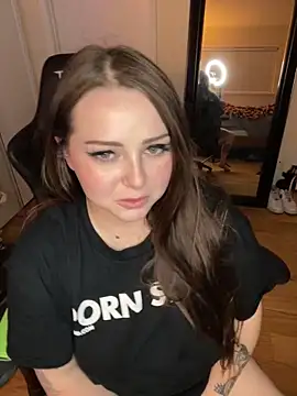 Snapshot of Kira_tattoo chatting on 02/12/25, 05:47 Kira tattoo online show from 02/12/25, 05:47