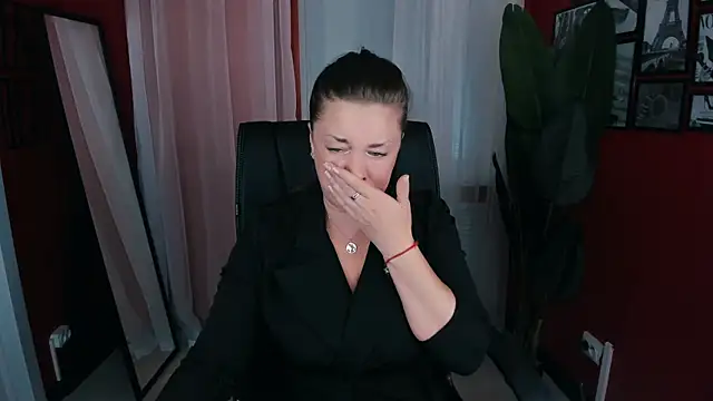 Snapshot of AnaMills chatting on 09/16/25, 10:05 AnaMills online show from 09/16/25, 10:05