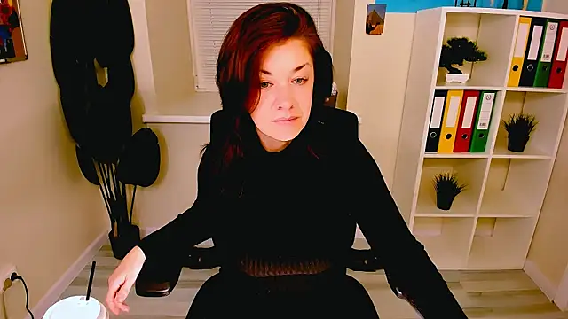 Snapshot of AnaMills chatting on 11/10/25, 10:03 AnaMills online show from 11/10/25, 10:03