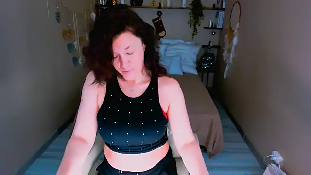 Snapshot of AnaMills chatting on 12/16/25, 10:20 AnaMills online show from 12/16/25, 10:20