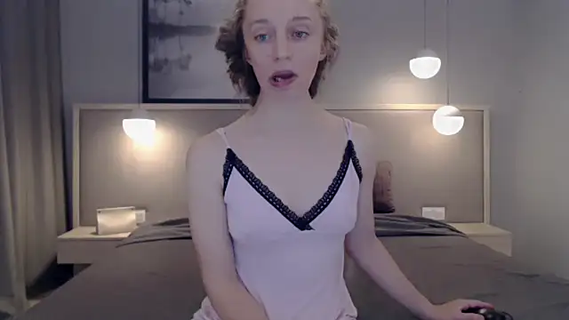 Snapshot of ShySchoolGirl chatting on 10/24/25, 08:05 ShySchoolGirl online show from 10/24/25, 08:05