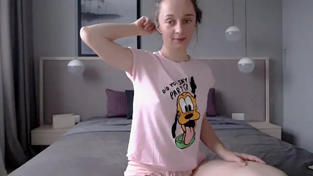 Snapshot of ShySchoolGirl chatting on 10/28/25, 01:36 ShySchoolGirl online show from 10/28/25, 01:36