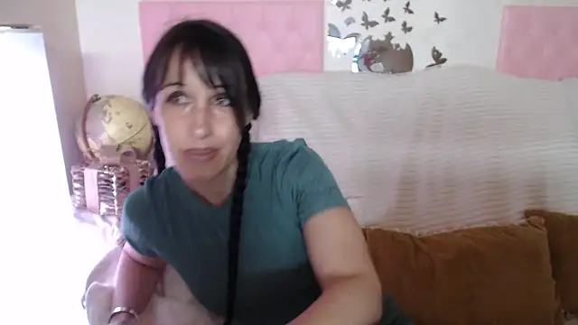 Snapshot of -carla- chatting on 06/04/26, 05:57 -carla- online show from 06/04/26, 05:57