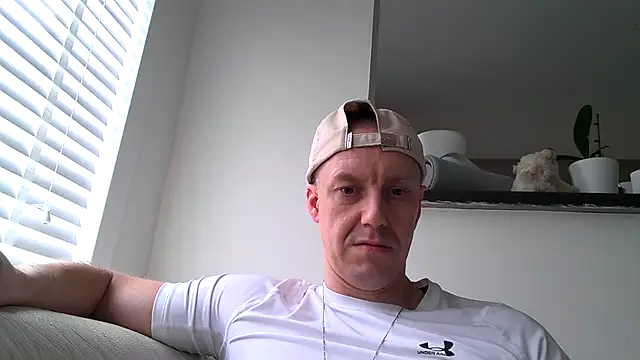 Snapshot of ploki2180 chatting on 10/28/25, 02:09 ploki2180 online show from 10/28/25, 02:09