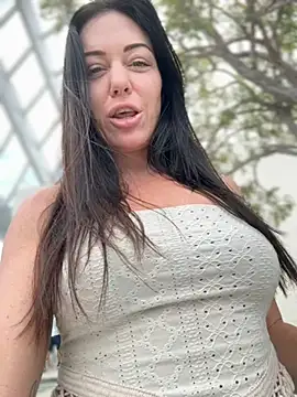 Snapshot of LilliThelo chatting on 10/22/25, 04:35 LilliThelo online show from 10/22/25, 04:35