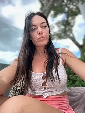 Snapshot of LilliThelo chatting on 10/23/25, 07:18 LilliThelo online show from 10/23/25, 07:18