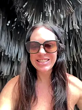 Snapshot of LilliThelo chatting on 12/15/25, 04:06 LilliThelo online show from 12/15/25, 04:06