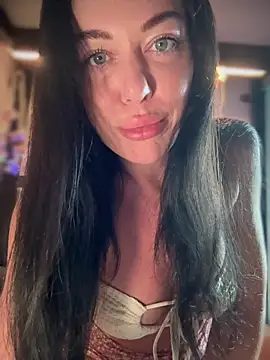 Snapshot of LilliThelo chatting on 12/17/25, 06:52 LilliThelo online show from 12/17/25, 06:52