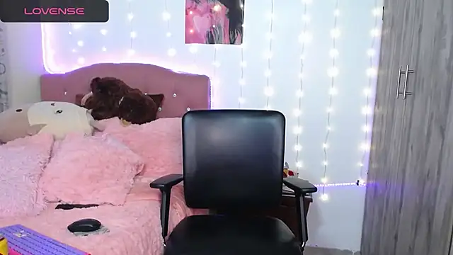 Snapshot of camy_doll chatting on 12/14/25, 01:11 camy doll online show from 12/14/25, 01:11