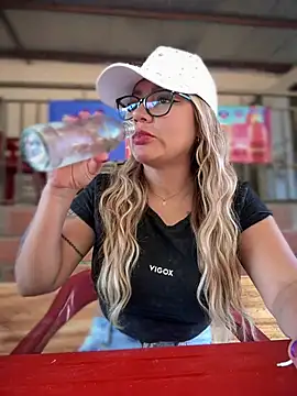 Snapshot of DIANITA_1988 chatting on 01/19/25, 04:14 DIANITA 1988 online show from 01/19/25, 04:14