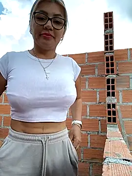 Snapshot of DIANITA_1988 chatting on 02/19/25, 07:48 DIANITA 1988 online show from 02/19/25, 07:48