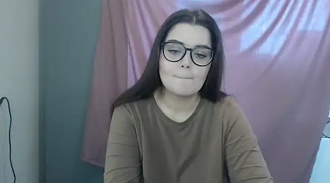 Snapshot of ohhhMie chatting on 02/16/25, 09:37 ohhhMie online show from 02/16/25, 09:37