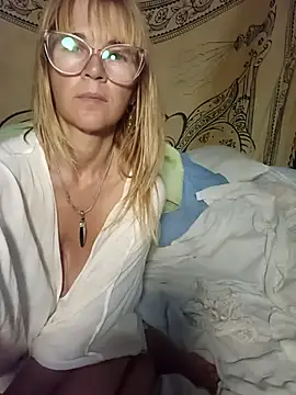 Snapshot of Luna-Natural chatting on 02/13/25, 04:00 Luna-Natural online show from 02/13/25, 04:00