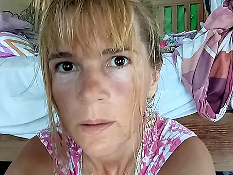 Snapshot of Luna-Natural chatting on 03/05/25, 05:29 Luna-Natural online show from 03/05/25, 05:29