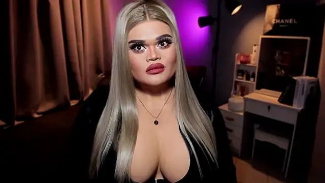 Snapshot of KarolinaThompson chatting on 12/01/24, 10:43 KarolinaThompson online show from 12/01/24, 10:43