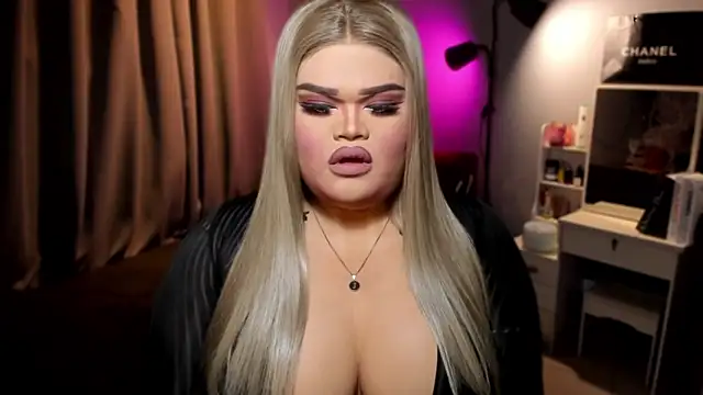 Snapshot of KarolinaThompson chatting on 12/03/24, 06:38 KarolinaThompson online show from 12/03/24, 06:38