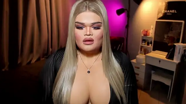 Snapshot of KarolinaThompson chatting on 12/04/24, 12:52 KarolinaThompson online show from 12/04/24, 12:52