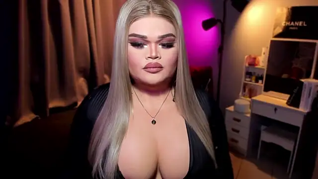 Snapshot of KarolinaThompson chatting on 12/06/24, 06:04 KarolinaThompson online show from 12/06/24, 06:04