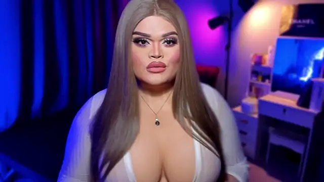 Snapshot of KarolinaThompson chatting on 12/07/24, 10:06 KarolinaThompson online show from 12/07/24, 10:06