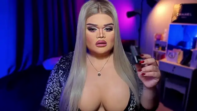 Snapshot of KarolinaThompson chatting on 12/15/24, 04:15 KarolinaThompson online show from 12/15/24, 04:15