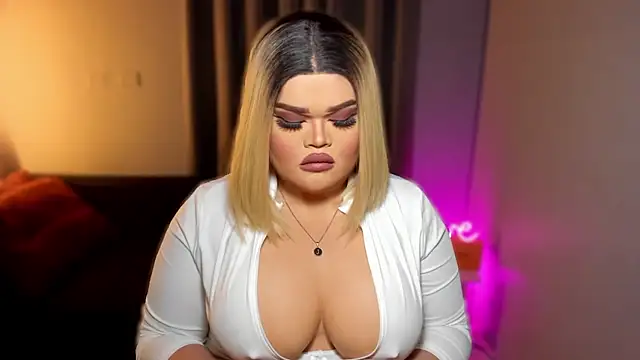 Snapshot of KarolinaThompson chatting on 02/20/25, 10:27 KarolinaThompson online show from 02/20/25, 10:27